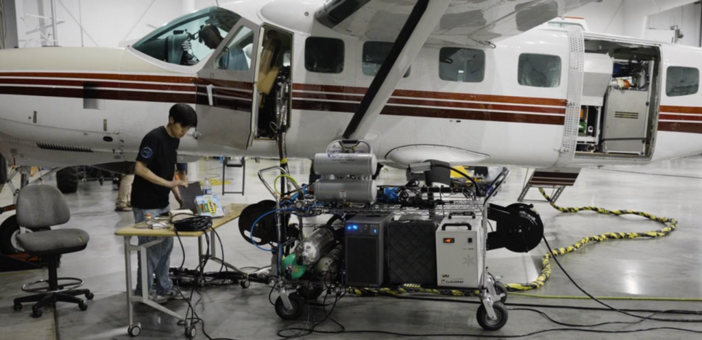 Overview Energy wandelt Sonnenenergie aus 1,5 um Aus einer Höhe von 10.000 Fuß auf den Boden übertragen, besteht der nächste Schritt darin, umlaufende Satelliten herauszufordern Der größte Vorteil von Energy besteht darin, dass „die Boden-Solarempfangsmodule nicht erneuert werden müssen“. </p><p>Die Laserwellenlänge ähnelt der des Sonnenlichts und kann direkt von Standard-Siliziumsubstraten absorbiert werden. Das Unternehmen schätzt, dass nach der Anbindung der weltweit vorhandenen Solaranlagen mit einer Installationskapazität von Hunderten von Gigawatt an Laser, Tagbeleuchtung und Nachtlaser einander ergänzen werden und die Kapitalauslastung voraussichtlich von etwa 25 % auf nahezu 100 % steigen wird. </p><p>Diese Denkweise veranlasste die EQT Foundation und Lowercarbon Capital, sich an einer 20-Millionen-Dollar-Seed-Investitionsrunde zu beteiligen, da sie die Ausgaben auf die Raumfahrt und den Start konzentriert und die hohen Kosten für Land und Infrastruktur vermeidet. </p><figure id=